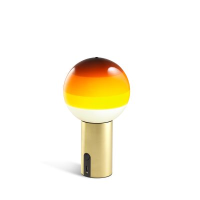 Nahaufnahme der Marset Dipping Light Portable Akkuleuchte in Bernstein und Messing. Tischleuchte für Innen.